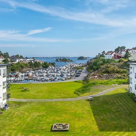 Koselig Med Balkong Og Sjoutsikt. * Grimstad (Aust-Agder)