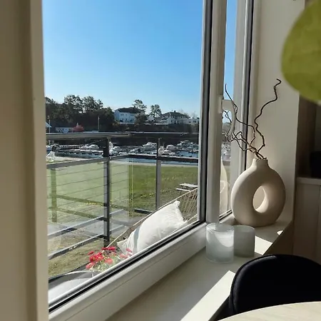 Koselig Med Balkong Og Sjoutsikt. 그림스타드